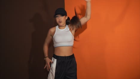 mujer bailando en estudio