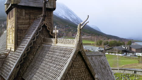 Detalle-De-Diseño-Exterior-De-La-Iglesia-De-Lom-Stave-En-El-Municipio-De-Lom,-Condado-De-Innlandet,-Noruega---Toma-Aérea-De-Drones