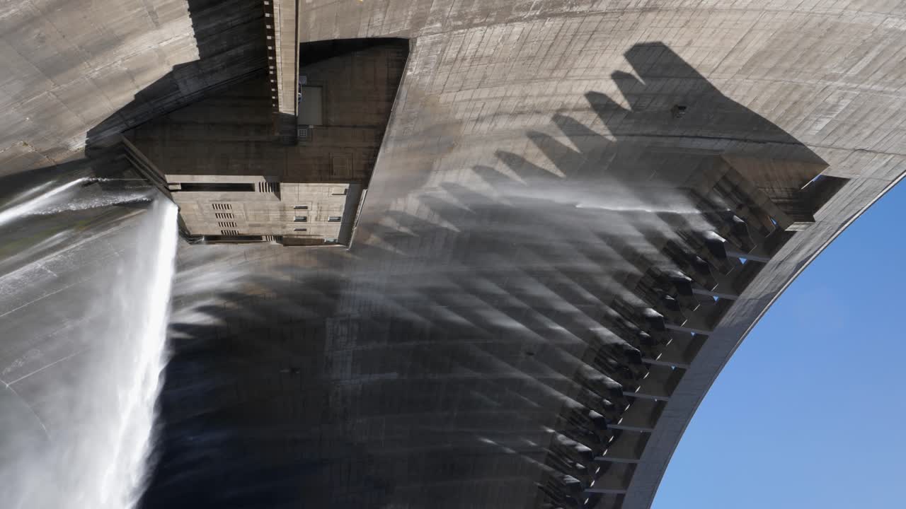 세로 형식: 수력 발전 댐 수문에서 물이 방출됨