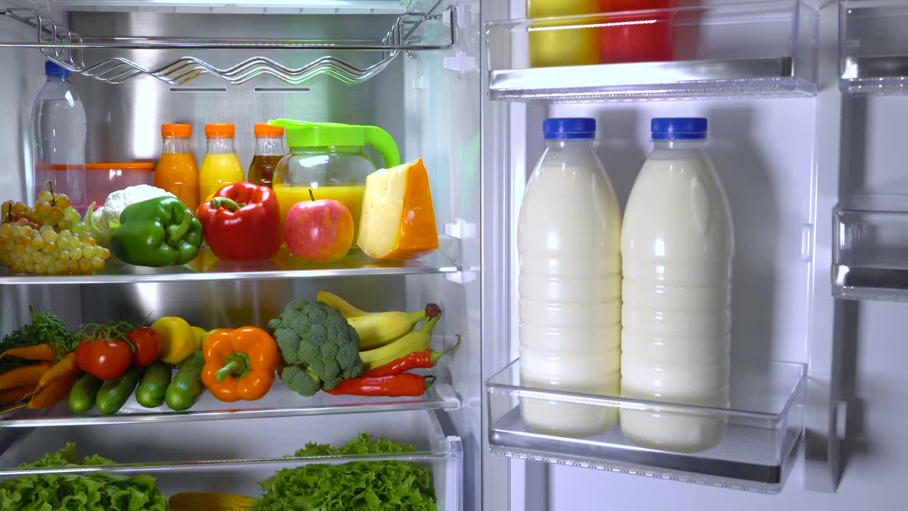 refrigerador abierto lleno de comida