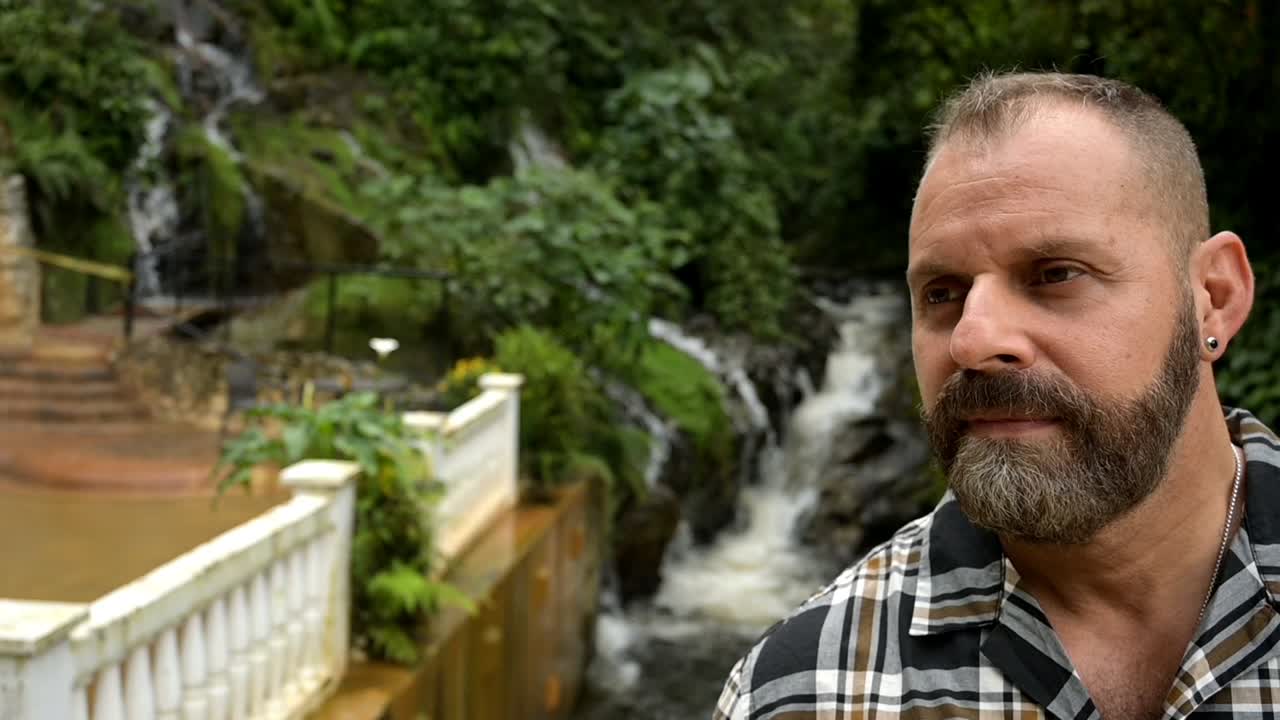 hombre guiñando un ojo en cámara lenta