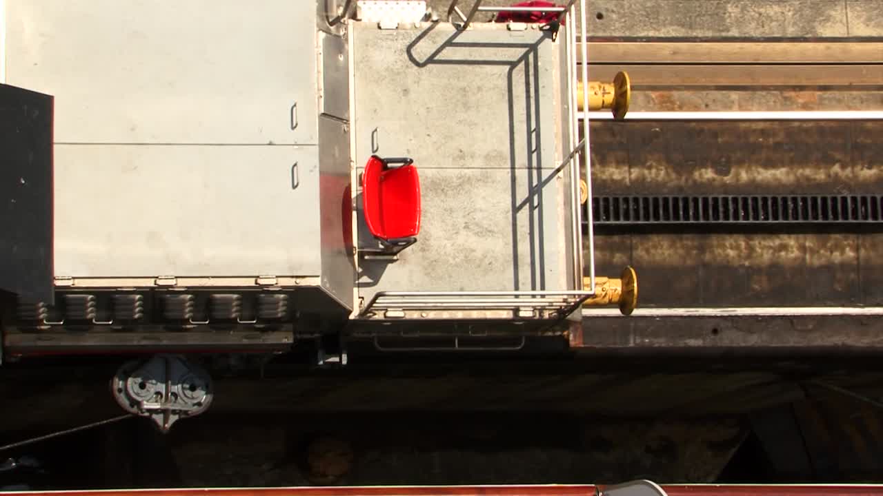 통과하는 동안 배의 선체와 페드로 미구엘의 잠긴 방 벽 사이의 거리에 대한 위쪽 보기