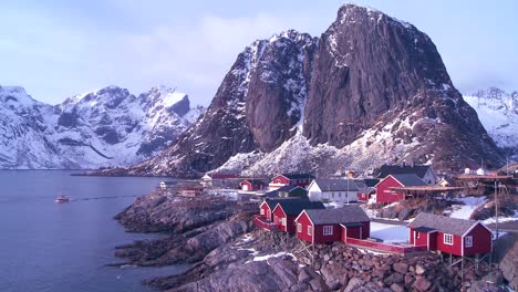 Herrliche-Aussicht-Auf-Ein-Rotes-Fischerdorf-Auf-Den-Arktischen-Lofoten-Norwegen-1