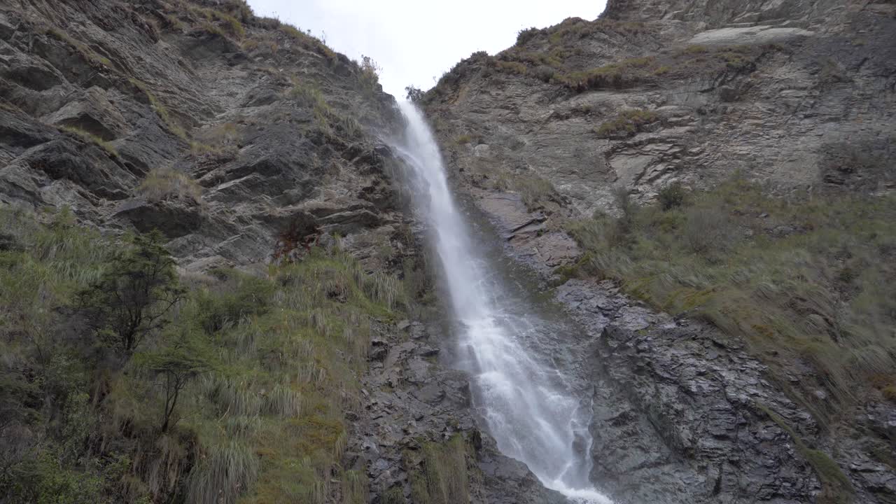 experimentar el atractivo tranquilo de una cascada pacífica