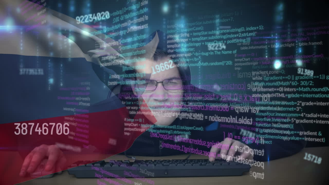 animación de un hacker caucásico sobre el procesamiento de datos y la bandera de rusia