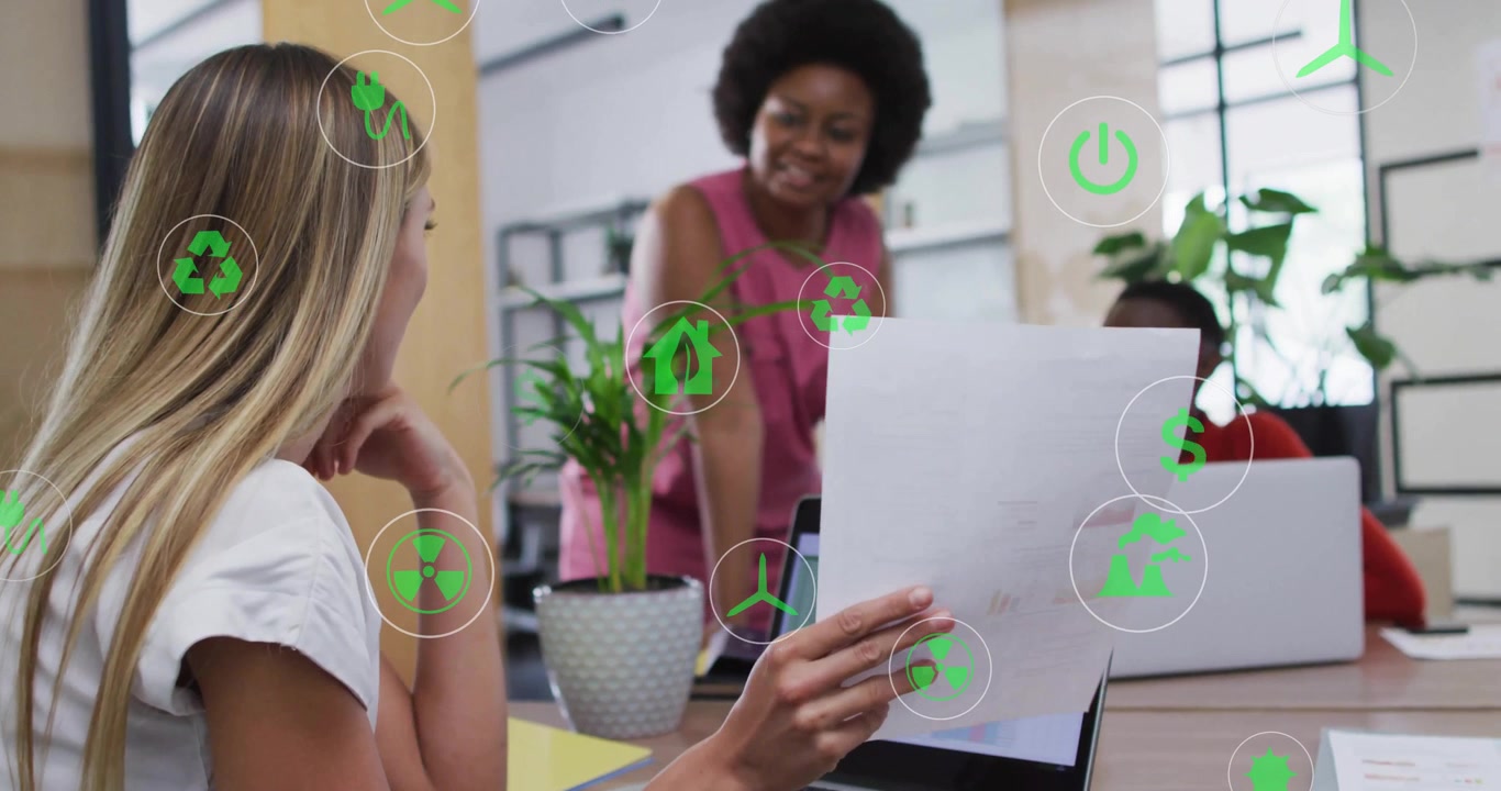 Femme indiquant des chiffres de rapport et activant des superpositions de graphiques sur un ordinateur portable pour une analyse commerciale.