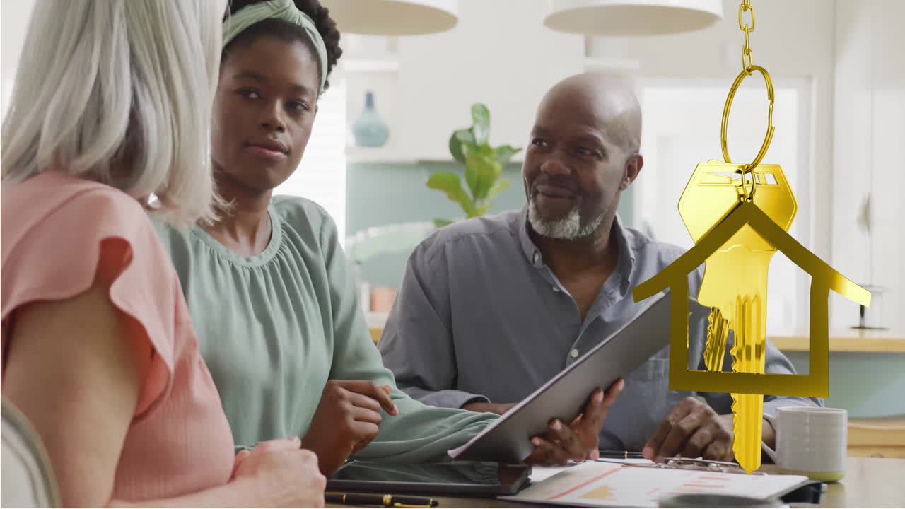 Animation af en guld husnøgle over et mangfoldigt par med en kvindelig finansiel rådgiver i et køkken.
