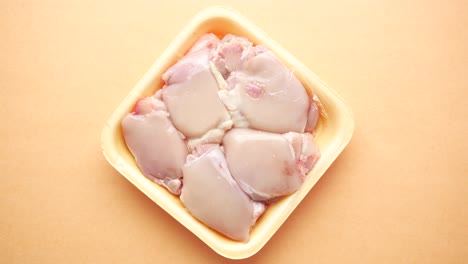 muslos de pollo crudos en envases