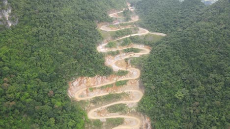 Luftaufnahme-Des-15-stufigen-Passes,-Der-Den-Tropischen-Berg-Von-Cao-Bang-In-Vietnam-Hinaufsteigt