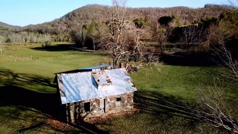 Antigua-Casa-De-Piedra-En-La-Cima-De-Una-Montaña-En-El-Condado-De-Watauga-Nc,-Condado-De-Watauga-Carolina-Del-Norte-Cerca-De-Boone-Nc