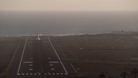 el avión se está preparando para despegar.