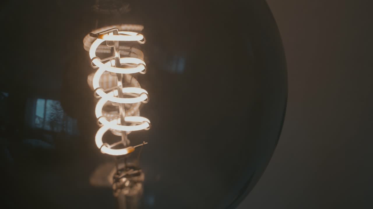 una lámpara caliente en cámara lenta