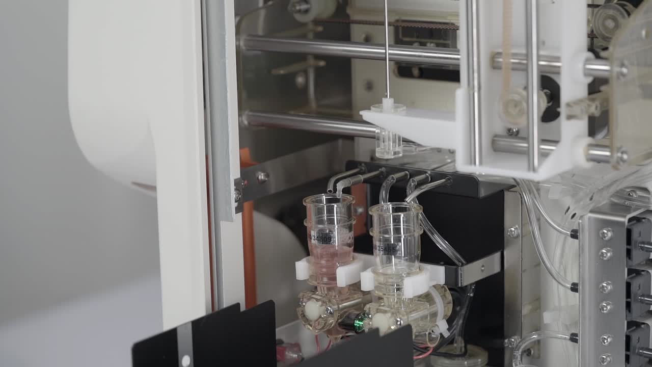 electrodo y tubos dentro de un analizador de electrolitos totalmente automático en funcionamiento durante el análisis