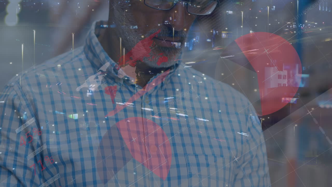 animación del procesamiento de datos financieros sobre el hombre que trabaja en el almacén