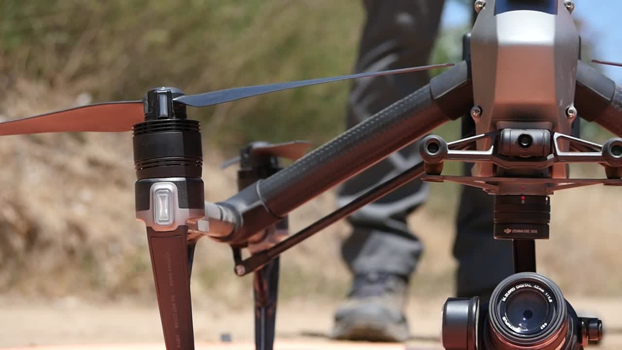 dji inspire 2 클로즈업, 드론 뒤에 서 있는 조종사