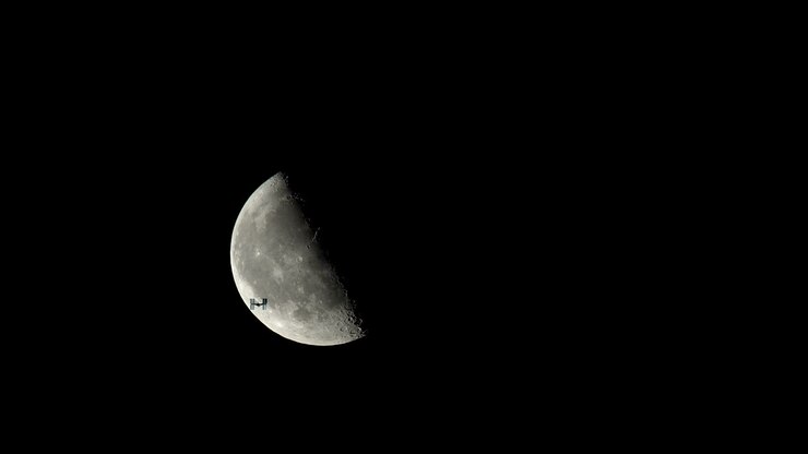 A Estação Espacial Internacional orbitando a lua