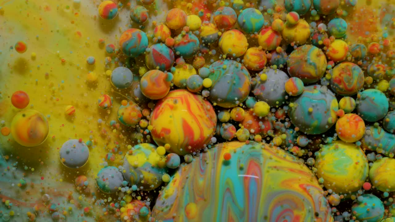 coloridas burbujas brillantes aceite hermosa pintura universo color movimiento multicolorido. pintura acrílica. universo espacial, física cuántica. fantástica superficie hipnótica. reacción química de metamorfosis.