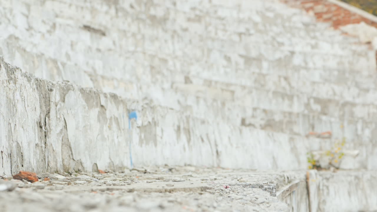 카메라가 달린 드론이 구체적인 단계 슬로우 모션 비디오 위로 빠르게 날아갑니다.