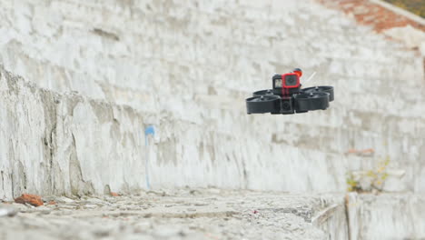 un dron con una cámara vuela rápidamente sobre pasos concretos video en cámara lenta