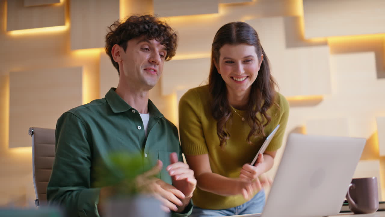 colegas de negocios que colaboran en una oficina moderna