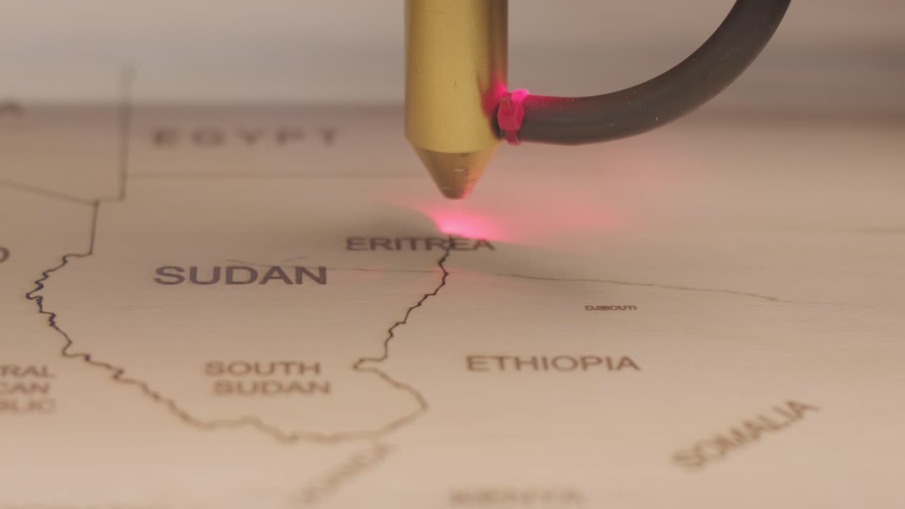 cnc 레이저 절단 기계는 나무판과 플라이우드에 세계 지도를 절단합니다.
