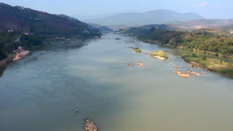 Volando-Sobre-La-Magnífica-Vista-Del-Río-Mekong,-El-Triángulo-Dorado,-La-Frontera-De-Tailandia