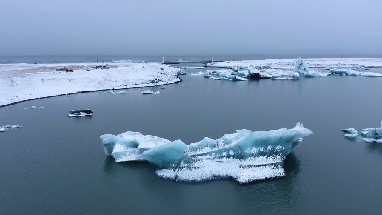 아이슬란드 vatnajökull 국립 공원의 남쪽 부분에 있는 jökulsárlón이라는 큰 빙하 호수의 공중 전망