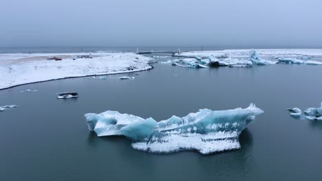 vista aérea del gran lago glacial llamado jökulsárlón en la parte sur del parque nacional vatnajökull, islandia