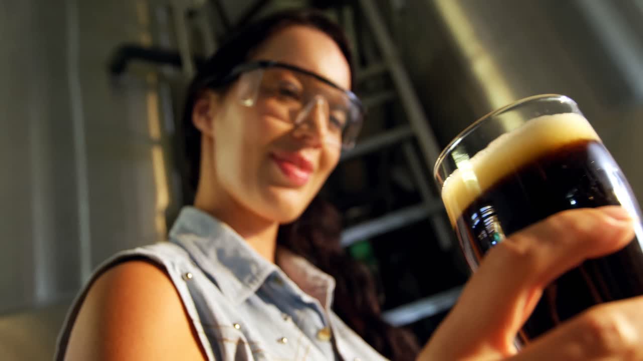 primer plano de una cervecera probando cerveza 4k