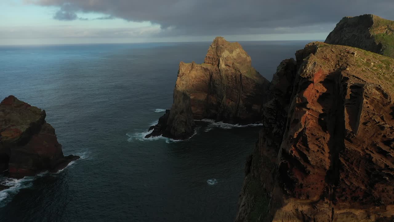 últimos rayos de sol golpeando los acantilados de la costa de madeira