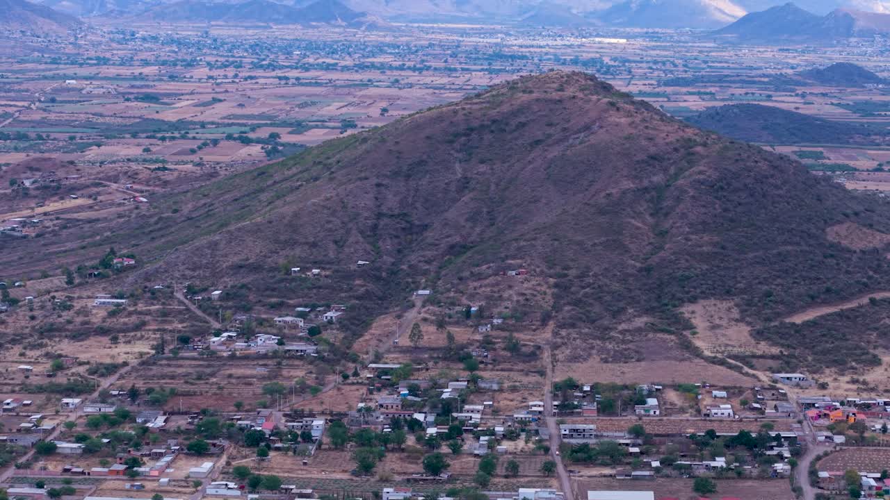 Paesaggio montano all'interno di una valle vicino a Oaxaca City, ripreso dall'alto