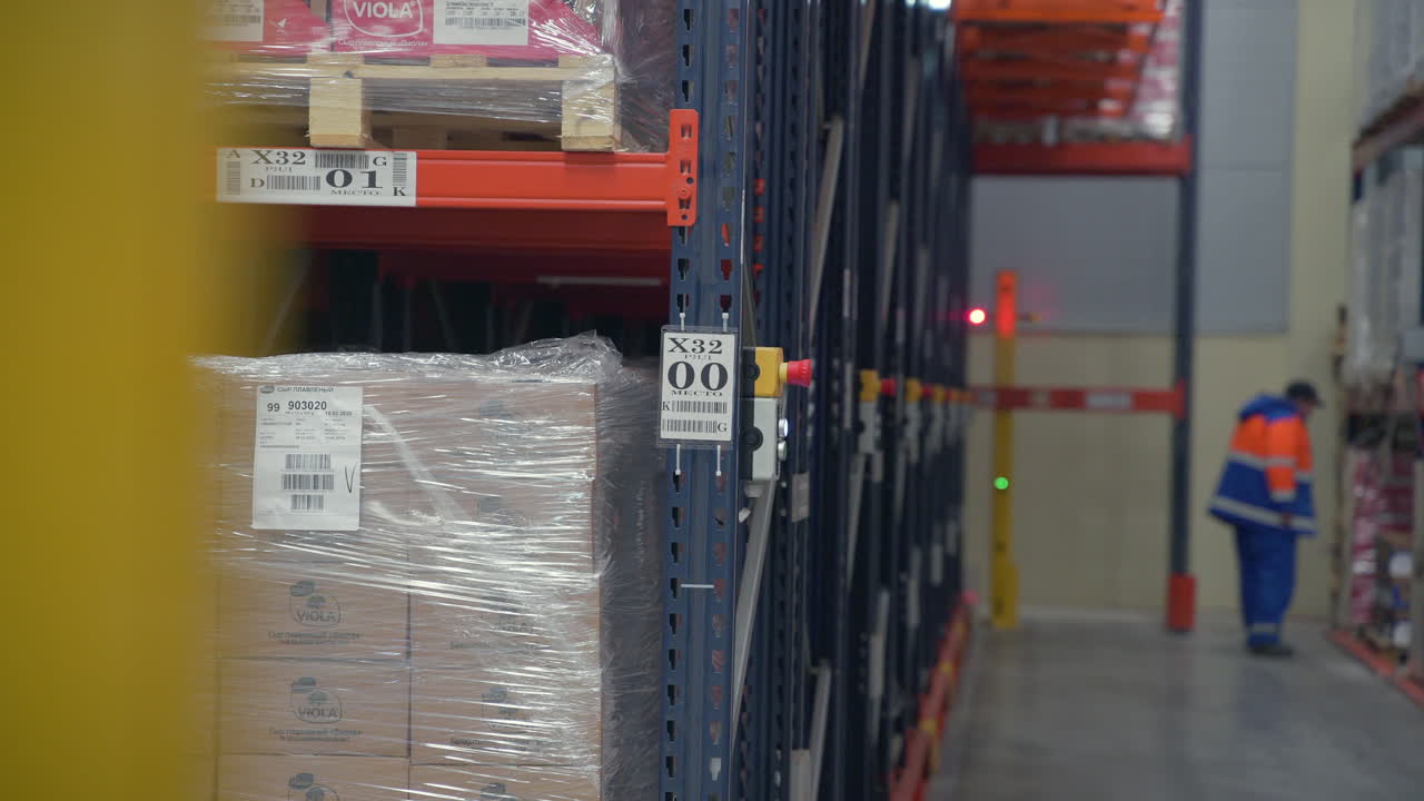 almacenamiento en almacén con trabajadores