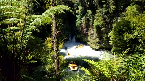 turistas haciendo rafting en aguas bravas en rotorua nueva zelanda