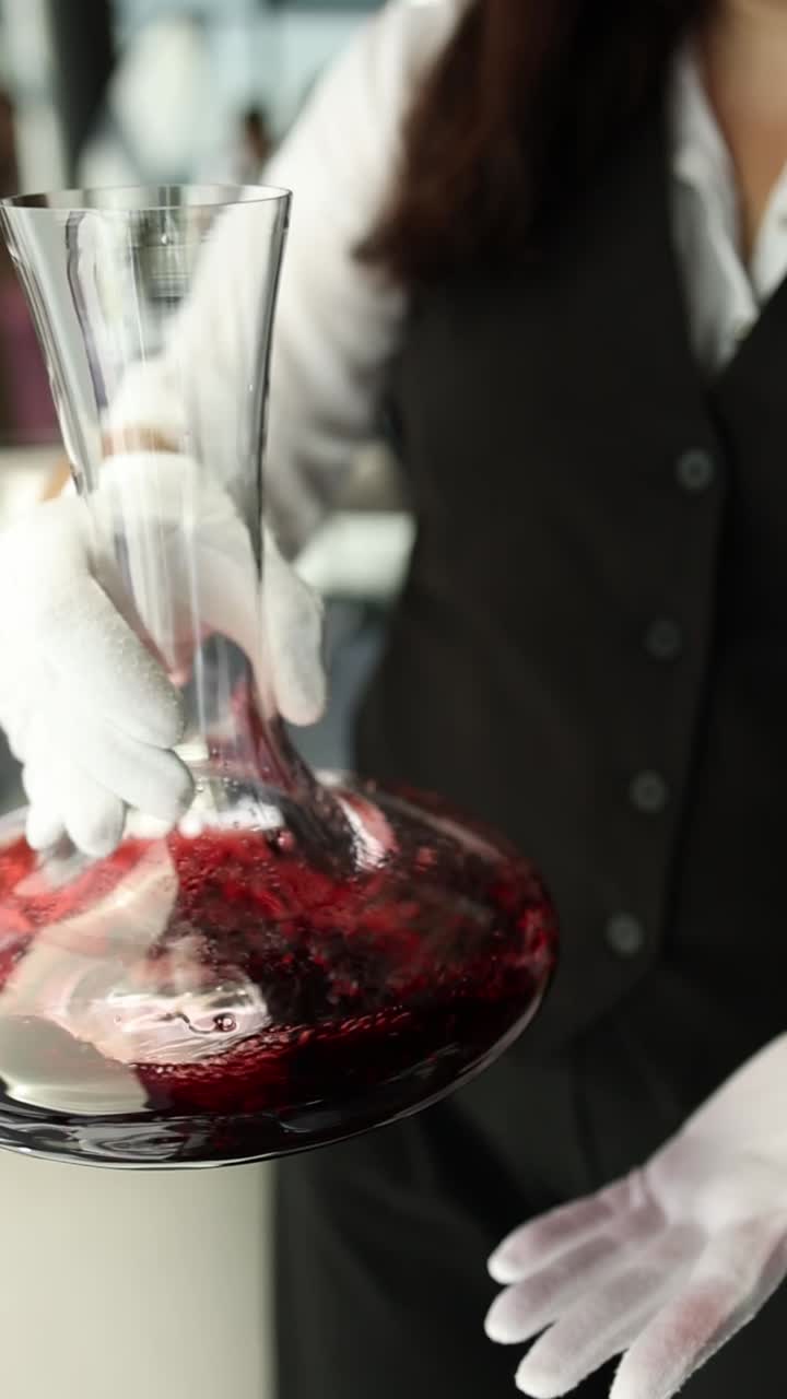 Servizio di decantazione del vino