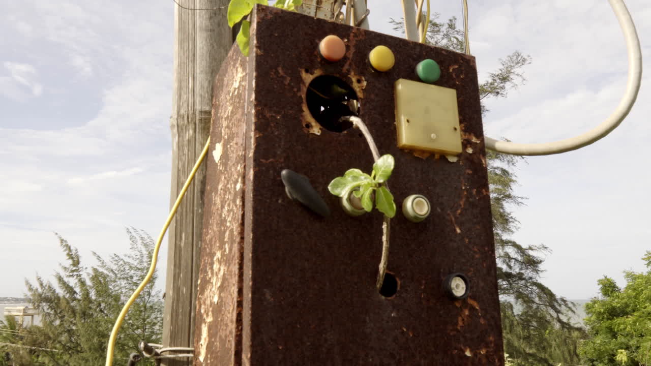 가로등 기둥에 부착된 사용하지 않은 녹슨 파워보드 스위치 박스