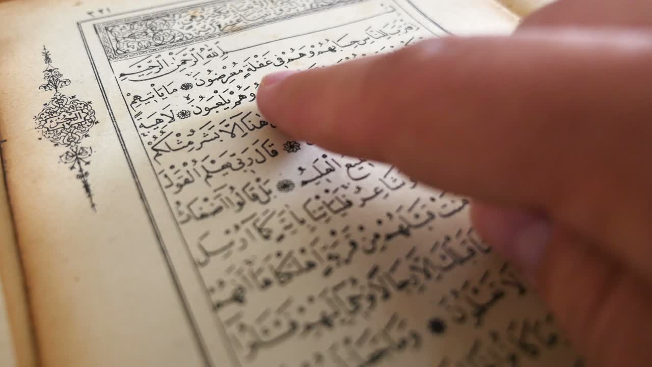 4k imágenes de una persona leyendo de un antiguo corán