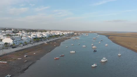 vista aérea de un hermoso pueblo de pescadores