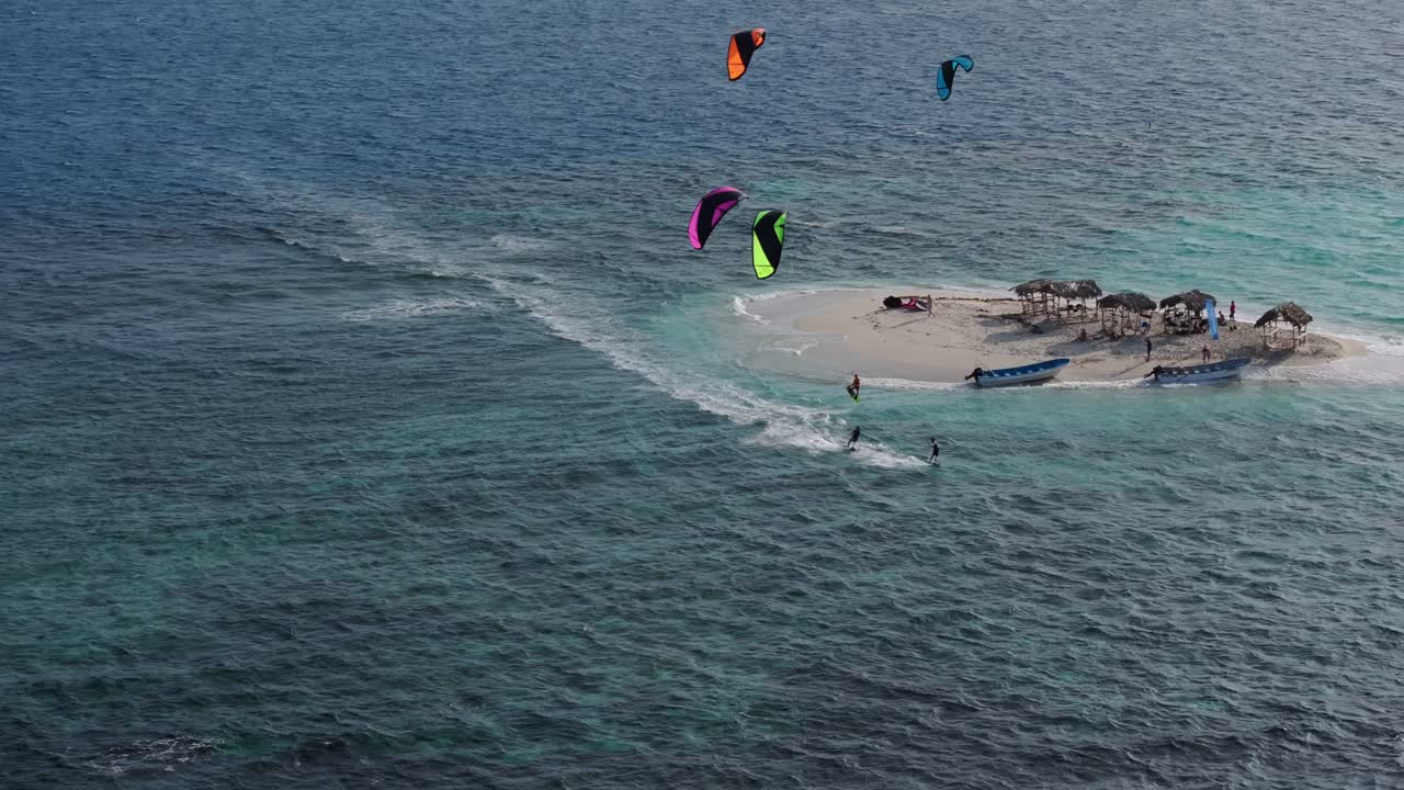 열대 섬 에서 카이트보딩 을 하는 것