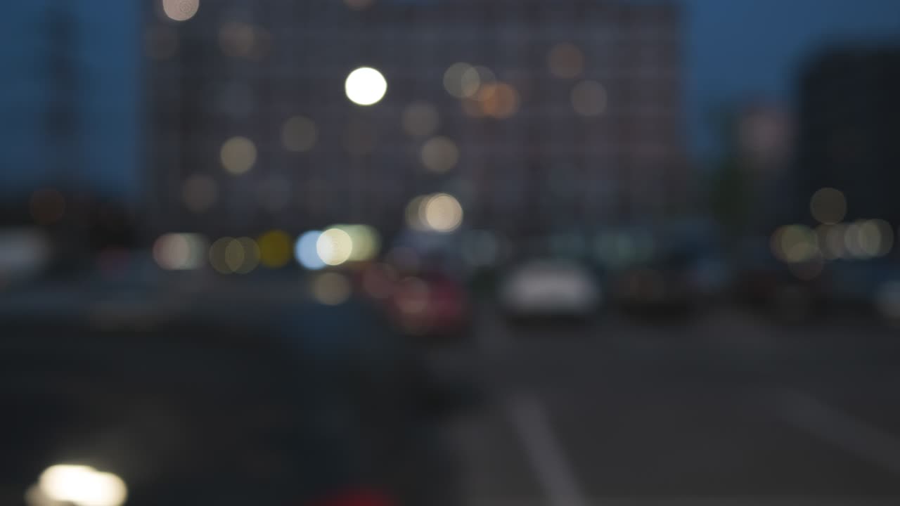 borrón de las luces de la ciudad. movimiento disparado desde el coche