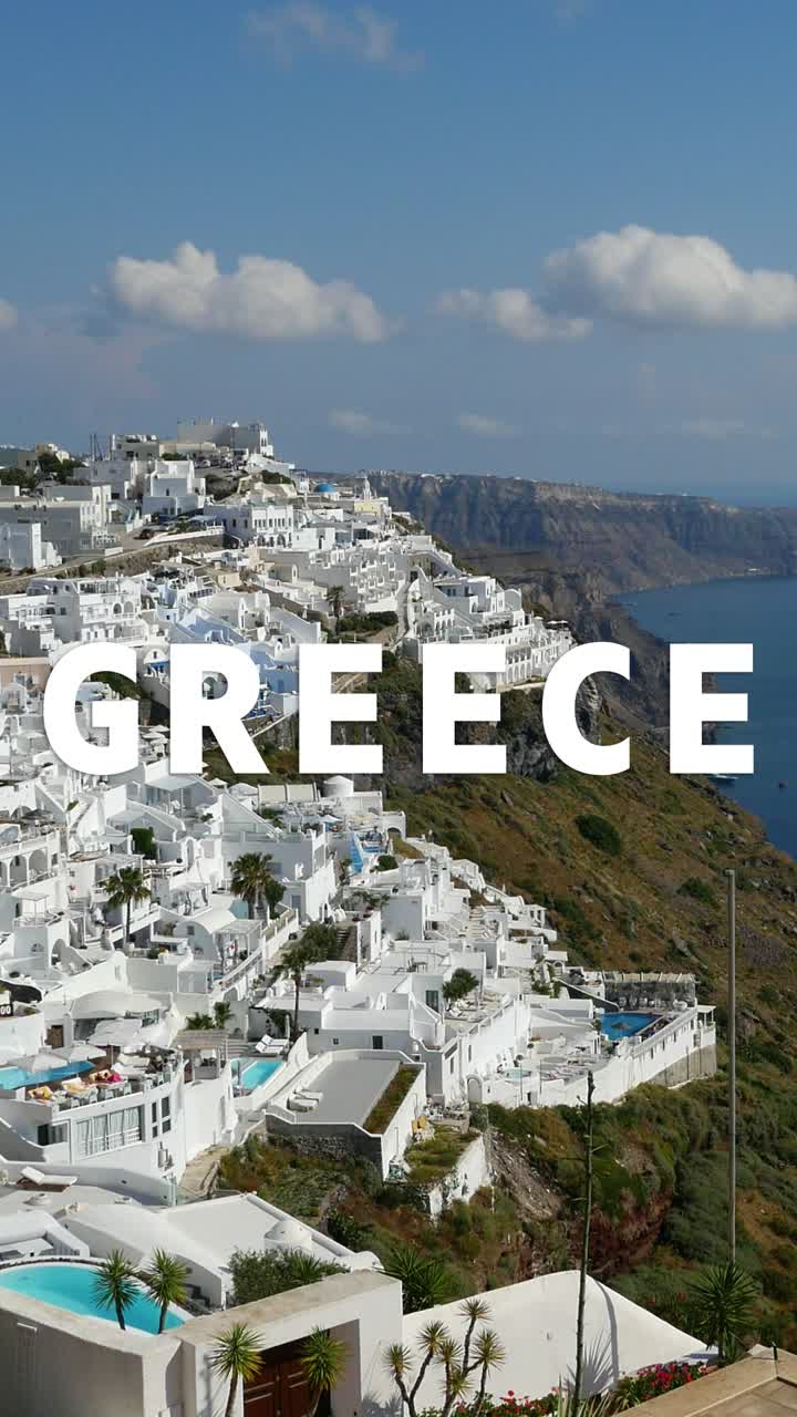 video vertical grabado por un dron de la costa de la isla con el océano cubierto con gráficos animados que deletrean grecia