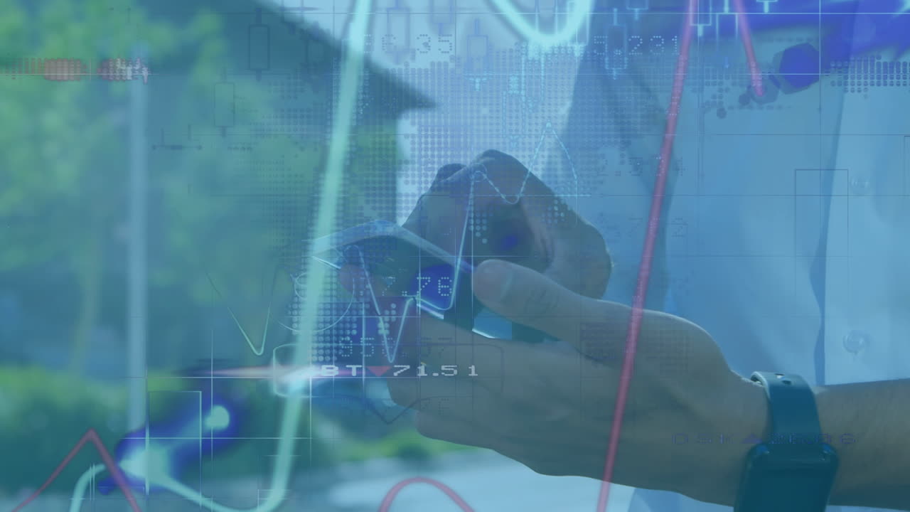 animación del procesamiento de datos sobre un hombre biracial usando un teléfono inteligente