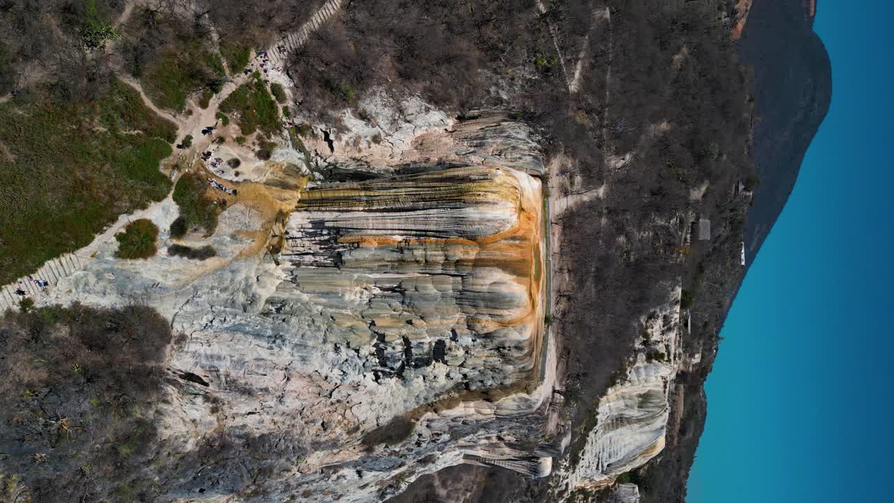 vista amplia de la cascada de hierve el agua, vista vertical de un avión no tripulado en oaxaca, méxico