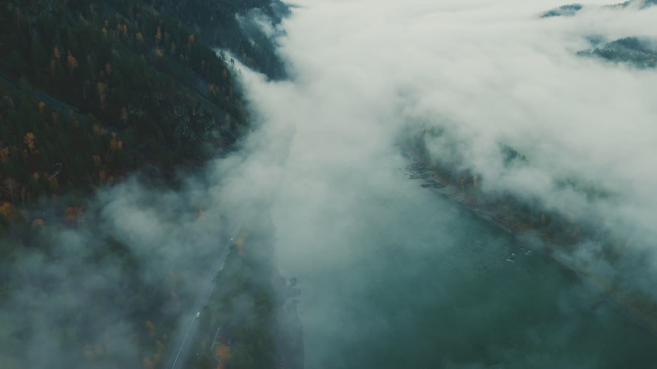 el valle del río de la montaña brumosa