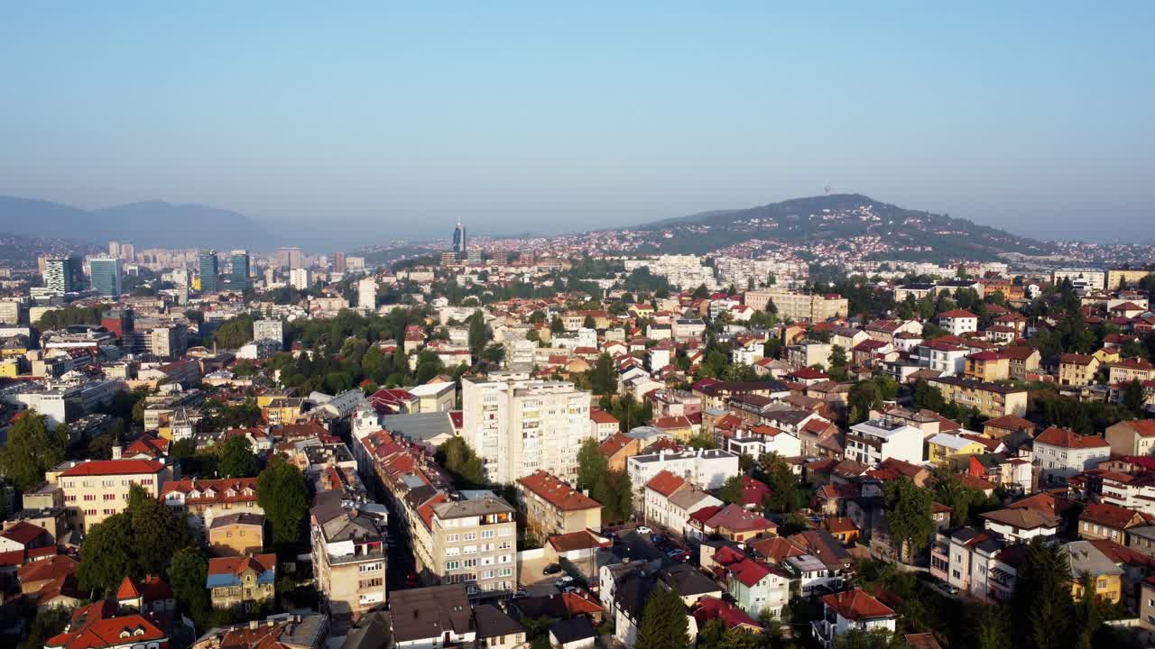 Đoạn phim từ máy bay không người lái về thành phố Sarajevo lúc bình minh ở Bosnia và Herzegovina. Toàn cảnh trên không của trung tâm thành phố lịch sử, những ngọn đồi xung quanh, sương mù buổi sáng và ánh sáng ấm áp, lý tưởng cho các dự án du lịch.