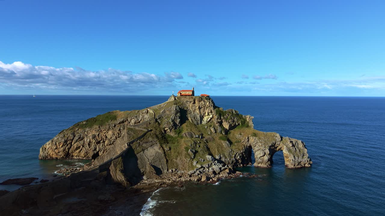 Vista aerea di San Juan de Gaztelugatxe nei Paesi Baschi, Spagna, con chiesa costiera e gradini in pietra