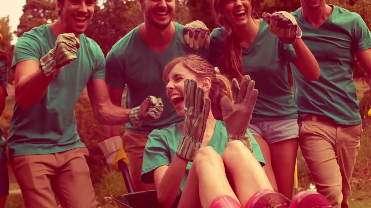 공원에서 환호하는 행복한 자원봉사자 그룹