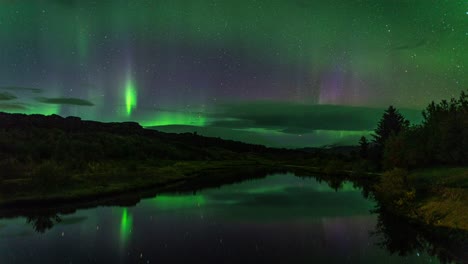 Hermosa-Escena-De-Aurora-Boreal-En-Islandia-Por-La-Noche---Lapso-De-Tiempo