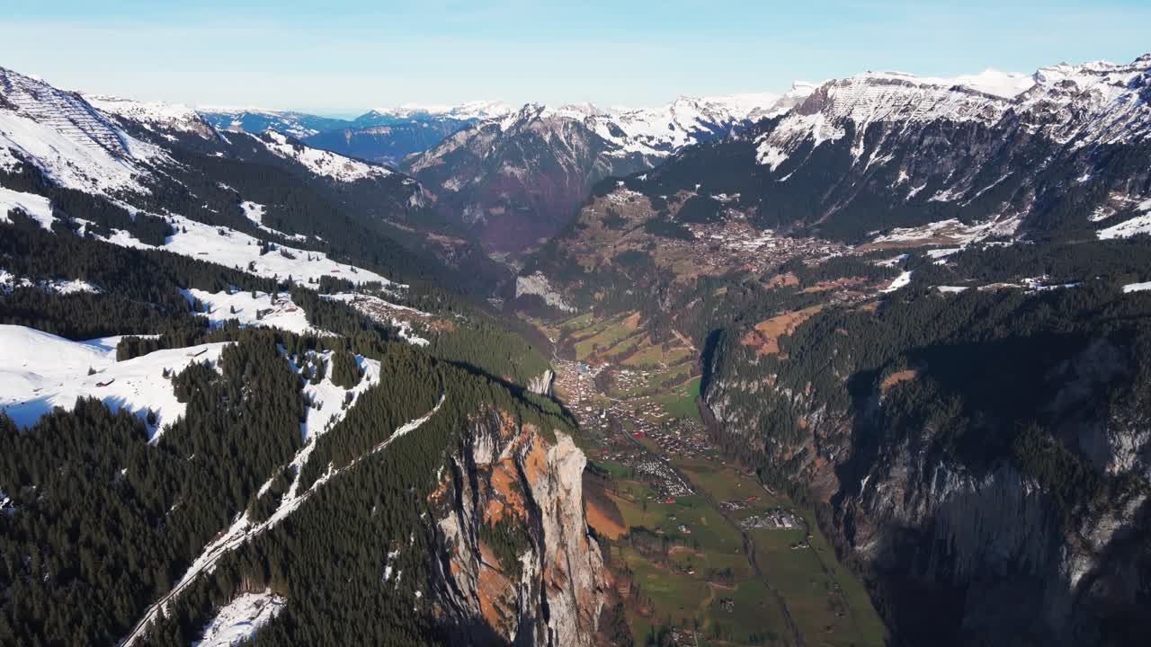 vista aérea panorámica del valle montañoso de suiza y la ciudad en el medio