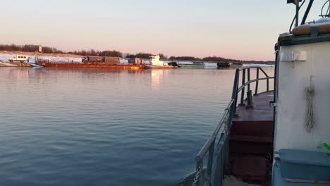 navegación fluvial al amanecer o al atardecer