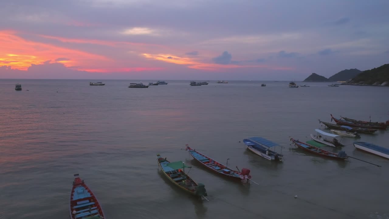hermosa puesta de sol sobre el mar con barcos